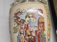 Lot 139 - grote chinese vaas hoogte ong 60 cm - afbeelding 2 van  2