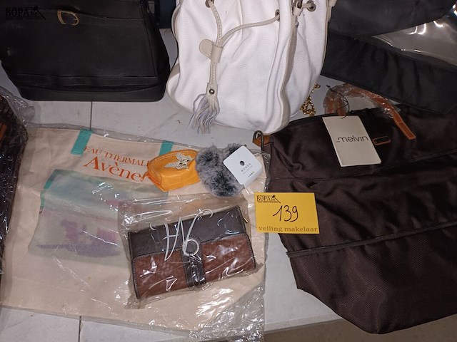 Lot 139 - handtassen en draagtassen. 9 stuks - afbeelding 1 van  4