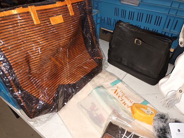 Lot 139 - handtassen en draagtassen. 9 stuks - afbeelding 2 van  4