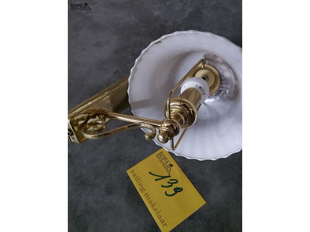 Lot 139 - klassieke wandlamp van messing met glazen kap in bloemenmoti - afbeelding 1 van  3