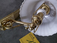 Lot 139 - klassieke wandlamp van messing met glazen kap in bloemenmoti - afbeelding 1 van  3