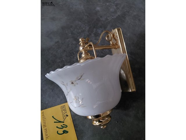 Lot 139 - klassieke wandlamp van messing met glazen kap in bloemenmoti - afbeelding 2 van  3