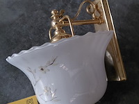 Lot 139 - klassieke wandlamp van messing met glazen kap in bloemenmoti - afbeelding 2 van  3