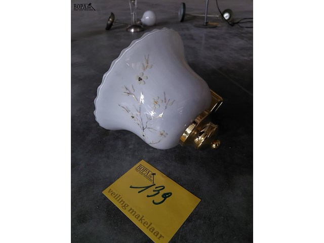 Lot 139 - klassieke wandlamp van messing met glazen kap in bloemenmoti - afbeelding 3 van  3