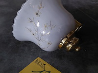 Lot 139 - klassieke wandlamp van messing met glazen kap in bloemenmoti - afbeelding 3 van  3
