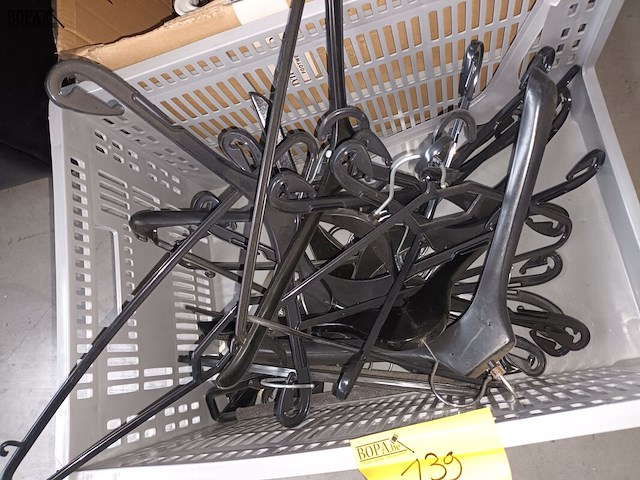 Lot 139 - kledinghangers. 2 dozen - afbeelding 2 van  3