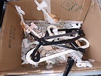 Lot 139 - kledinghangers. 2 dozen - afbeelding 3 van  3