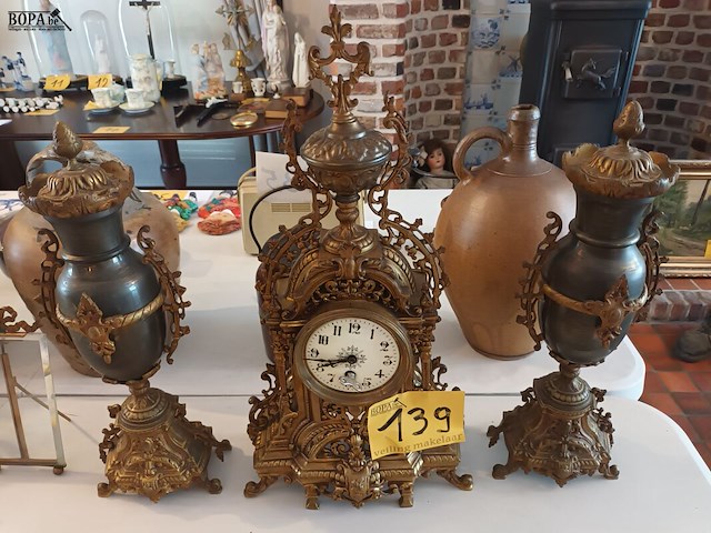 Lot 139 - klokstel in koper - afbeelding 1 van  7