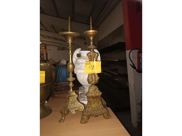Lot 139 - koperen kerkkandelaars. 2 stuks - afbeelding 1 van  3