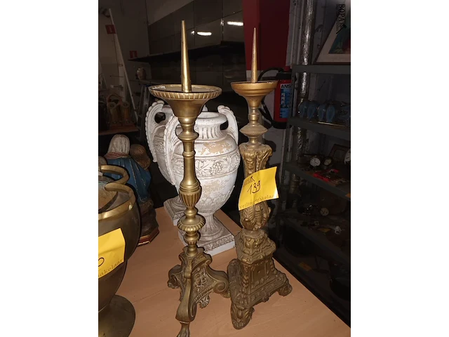 Lot 139 - koperen kerkkandelaars. 2 stuks - afbeelding 2 van  3