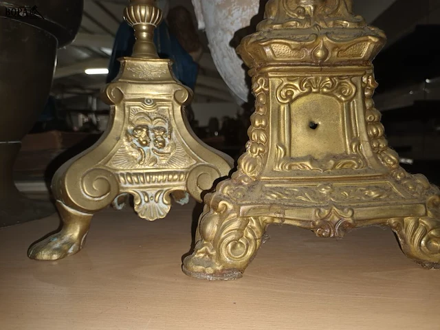 Lot 139 - koperen kerkkandelaars. 2 stuks - afbeelding 3 van  3