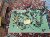 Lot 139 - lot antieken ijzeren en koperen deurbeslag, kastknoppen, kli - afbeelding 1 van  4