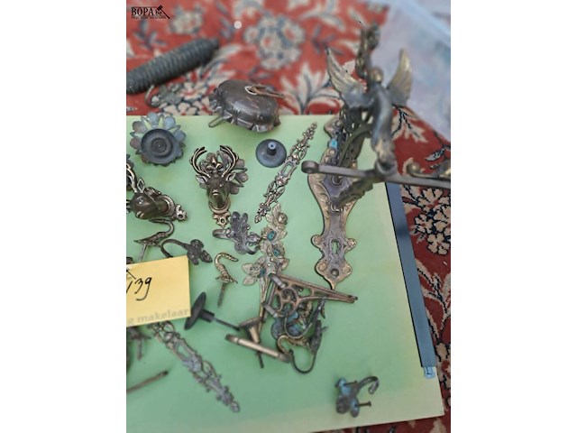 Lot 139 - lot antieken ijzeren en koperen deurbeslag, kastknoppen, kli - afbeelding 2 van  4