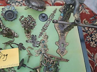 Lot 139 - lot antieken ijzeren en koperen deurbeslag, kastknoppen, kli - afbeelding 2 van  4