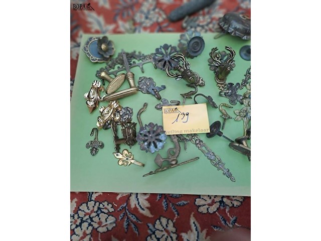 Lot 139 - lot antieken ijzeren en koperen deurbeslag, kastknoppen, kli - afbeelding 4 van  4