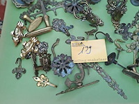 Lot 139 - lot antieken ijzeren en koperen deurbeslag, kastknoppen, kli - afbeelding 4 van  4