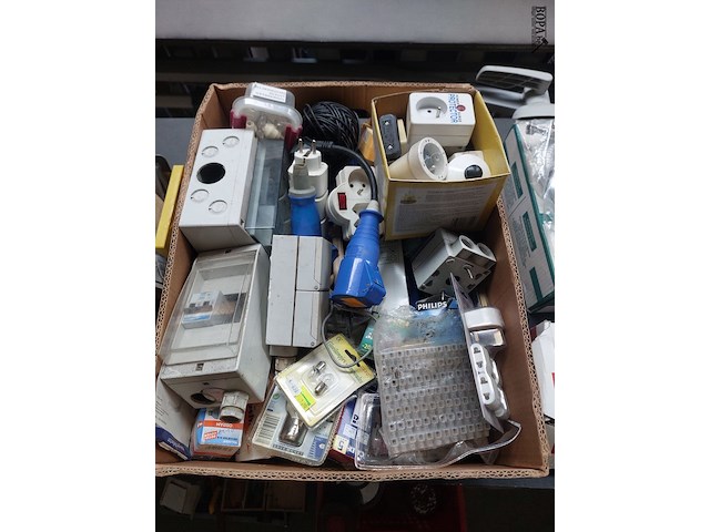Lot 139 - lot elektrisch materiaal - afbeelding 1 van  3