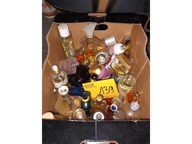 Lot 139 - parfum flessen, aangebroken. 35 stuks - afbeelding 1 van  4