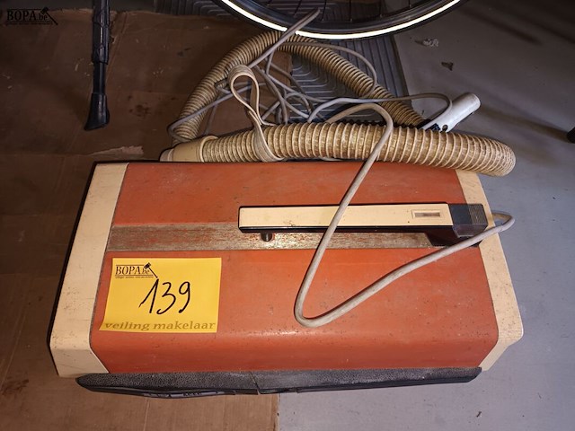 Lot 139 - retro stofzuiger acec - afbeelding 1 van  3