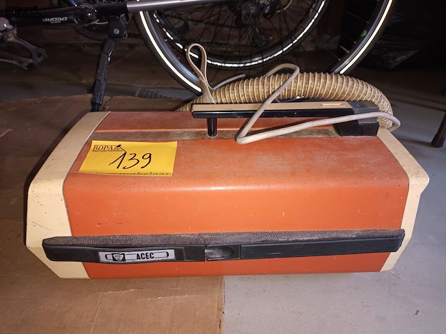 Lot 139 - retro stofzuiger acec - afbeelding 2 van  3