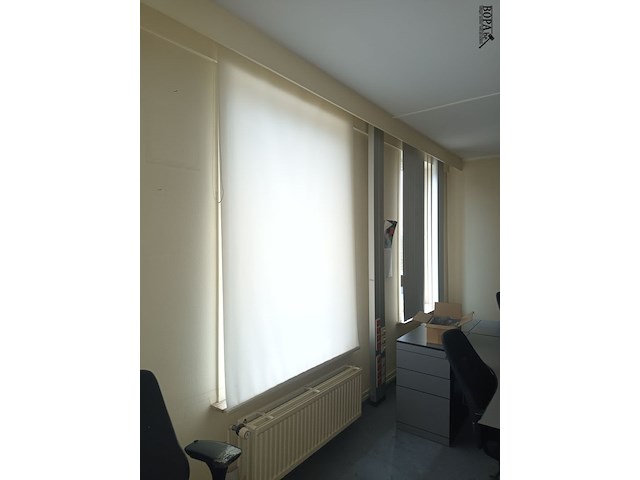 Lot 139 - rolgordijen en lamellen. 5 stuks - afbeelding 1 van  4