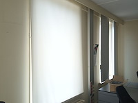 Lot 139 - rolgordijen en lamellen. 5 stuks - afbeelding 1 van  4