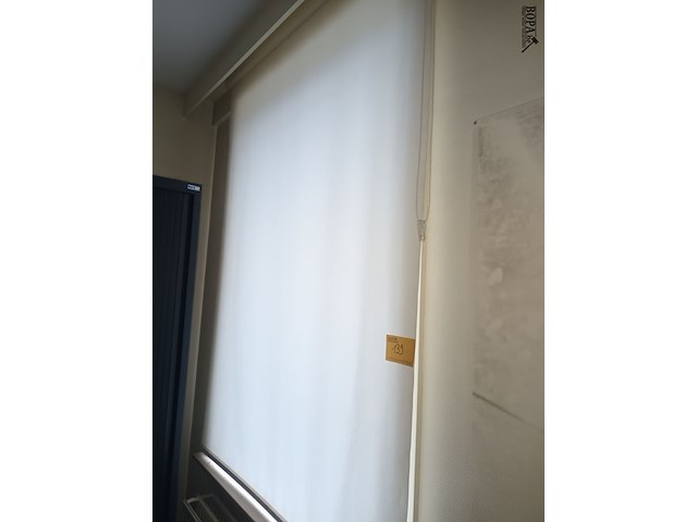 Lot 139 - rolgordijen en lamellen. 5 stuks - afbeelding 2 van  4