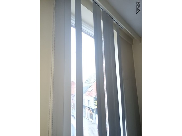 Lot 139 - rolgordijen en lamellen. 5 stuks - afbeelding 3 van  4