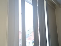 Lot 139 - rolgordijen en lamellen. 5 stuks - afbeelding 3 van  4