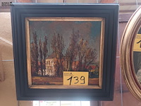Lot 139 - schilderij huizen achter bomen - afbeelding 1 van  3