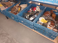 Lot 139 - servies en keukengerei. 4 bakken - afbeelding 1 van  5