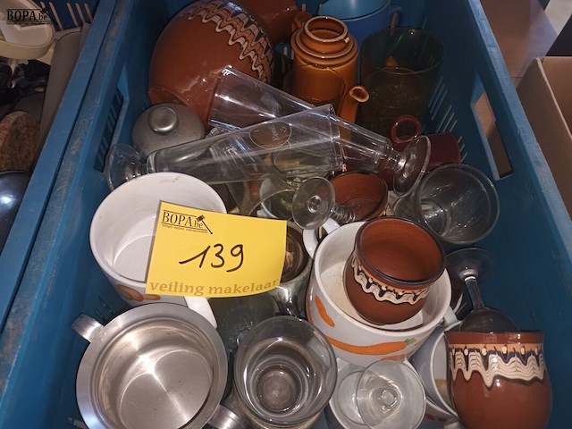 Lot 139 - servies en keukengerei. 4 bakken - afbeelding 2 van  5