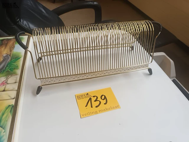Lot 139 - vintage vinyl platenhouder - afbeelding 1 van  3