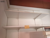 Lot 139 - wandrekken op railsysteem. 2 stuks - afbeelding 2 van  3