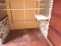 Lot 139 - wandrekken op railsysteem. 2 stuks - afbeelding 3 van  3