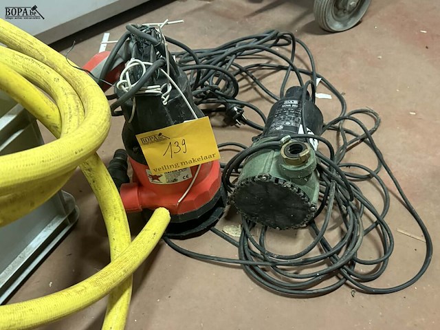 Lot 139 - waterpompen: starttools + nova diam 3 en 2 cm - afbeelding 1 van  3