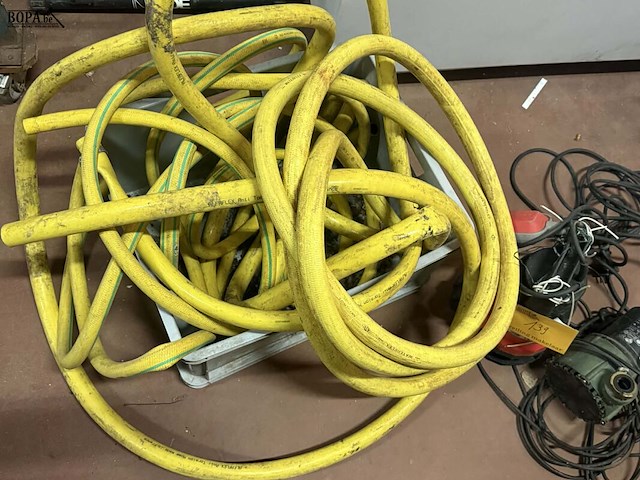 Lot 139 - waterpompen: starttools + nova diam 3 en 2 cm - afbeelding 2 van  3