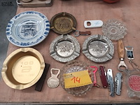 Lot 14 - asbakken en flessenopeners. 18 stuks