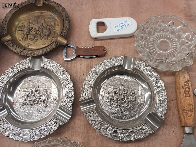 Lot 14 - asbakken en flessenopeners. 18 stuks - afbeelding 3 van  5