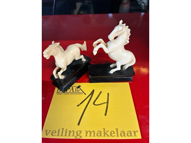 Lot 14 - beeldjes van paarden - 2 stuks - afbeelding 1 van  3