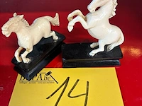Lot 14 - beeldjes van paarden - 2 stuks