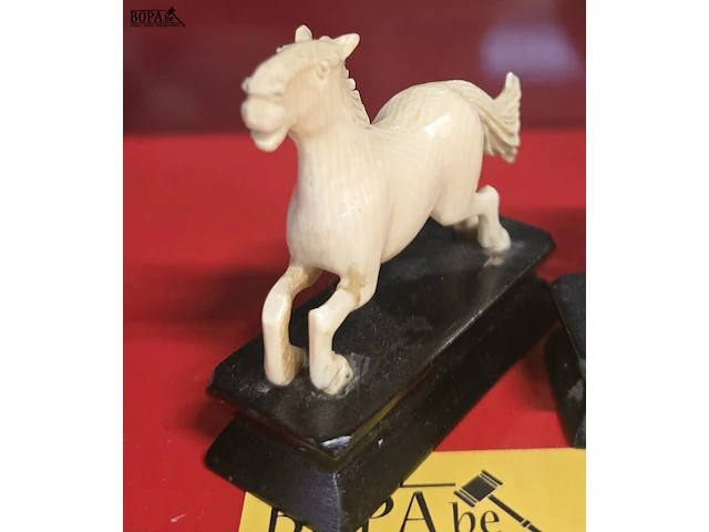 Lot 14 - beeldjes van paarden - 2 stuks - afbeelding 2 van  3