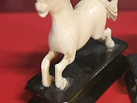 Lot 14 - beeldjes van paarden - 2 stuks - afbeelding 2 van  3