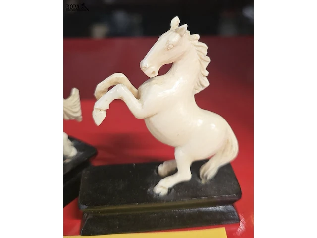 Lot 14 - beeldjes van paarden - 2 stuks - afbeelding 3 van  3