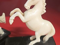 Lot 14 - beeldjes van paarden - 2 stuks - afbeelding 3 van  3