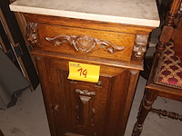 Lot 14 - bijzetkastje met marmeren blad