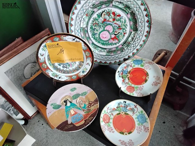 Lot 14 - chinese porseleinen sierborden - afbeelding 1 van  4
