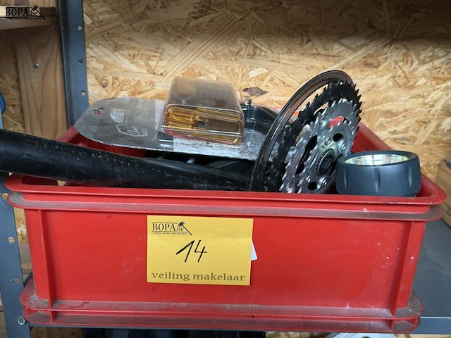 Lot 14 - fietsonderdelen en werkgerief oa. shimano - afbeelding 2 van  3