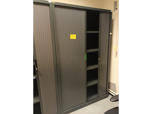 Lot 14 - hoge roldeurkast - afbeelding 1 van  2