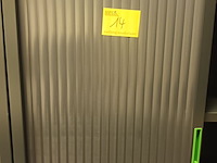 Lot 14 - hoge roldeurkast - afbeelding 2 van  2